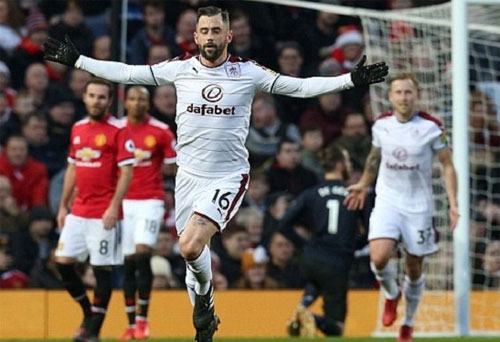 Mourinho vị tha với học trò về việc để Burnley dẫn hai bàn