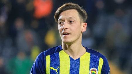 Mesut Ozil bị treo giò vô thời hạn