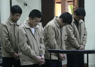 6 sinh viên thủ súng đi cướp