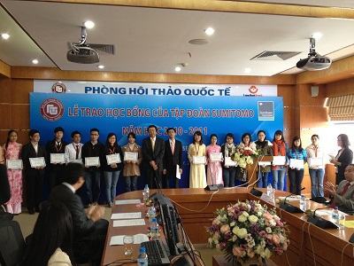 60 sinh viên Ngoại thương nhận học bổng tổng trị giá 12.000 USD