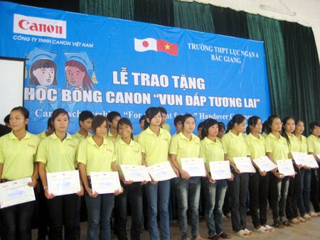 600 học sinh nhận học bổng “Vun đắp tương lai” trong năm 2011