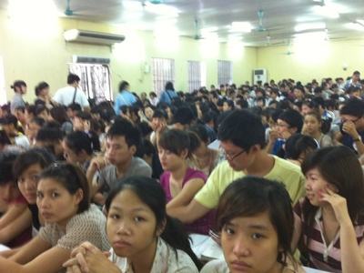 Lớp ôn luyện hàng trăm sĩ tử. Ảnh: Đỗ Hợp