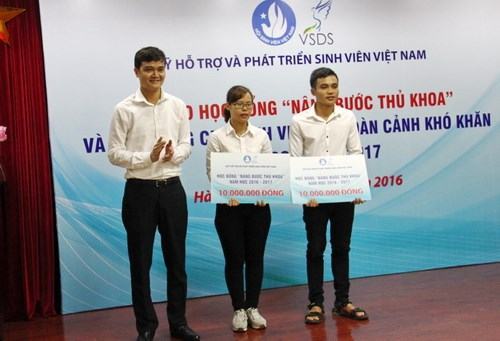 Anh Bùi Quang Huy - Bí thư Trung ương Đoàn trao học bổng "Nâng bước Thủ khoa"
 /// Ảnh: doanthanhnien.vn