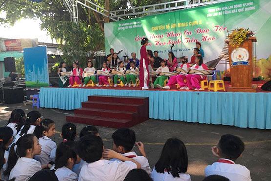 Học sinh tiểu học tiếp cận với âm nhạc dân tộc