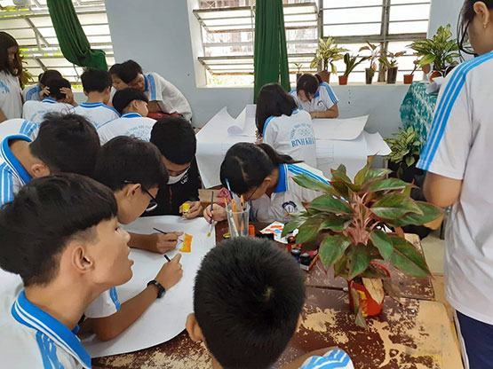 Vẽ tranh, làm dụng cụ nhà nông để… học văn