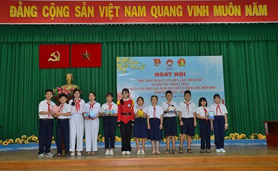 Hội thu phong trào nuôi heo đất vì biên giới, biển đảo