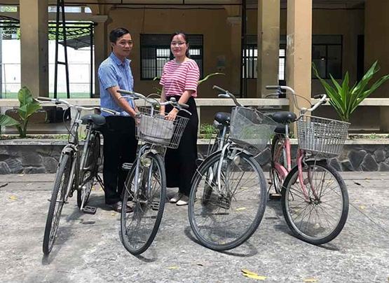 Tặng 5 xe đạp cho học sinh khó khăn