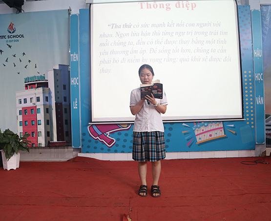 Đọc sách dưới cờ