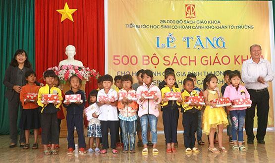 Lâm Đồng: Tặng 500 bộ sách giáo khoa cho học sinh khó khăn