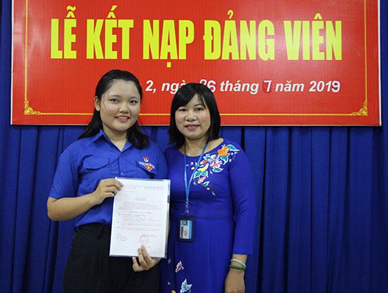 Một học sinh trường Giồng Ông Tố được kết nạp Đảng