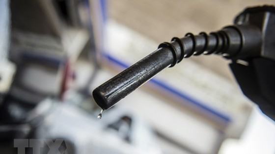 Giá dầu thế giới chạm mức thấp nhất 6 tháng qua