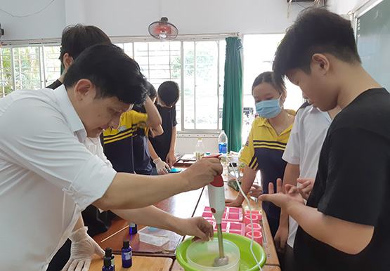 Học sinh trải nghiệm làm xà phòng và trà vi sinh