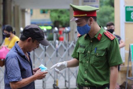 Hà Nội yêu cầu đeo khẩu trang tại nơi đông người