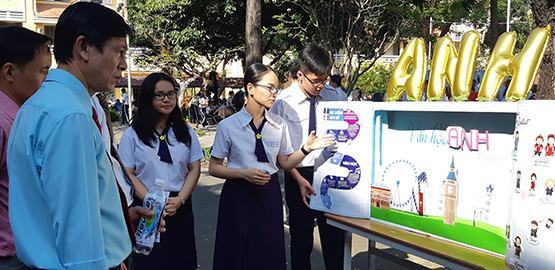 “Bay” cùng văn học ra thế giới