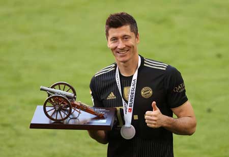 Chủ tịch Bayern ‘dằn mặt’ Chelsea ở vụ Lewandowski