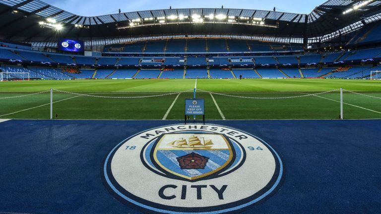 Vì sao Man City thoát án cấm chuyển nhượng?