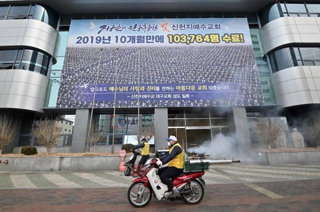 Phun thuốc tẩy trùng nhà thờ ở Daegu của giáo phái Tân Thiên Địa /// AFP/Getty