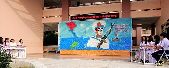 Tranh về biển đảo bằng vật liệu tái chế