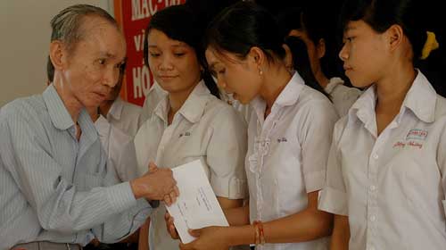 725 học bổng cho học sinh vượt khó học giỏi