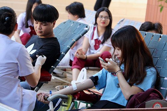 Giáo viên và học sinh cùng hiến máu