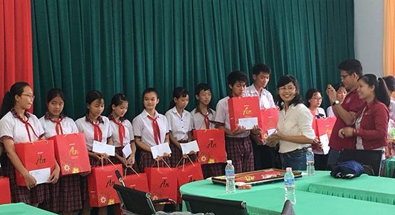 San sẻ yêu thương với thầy và trò đảo xa