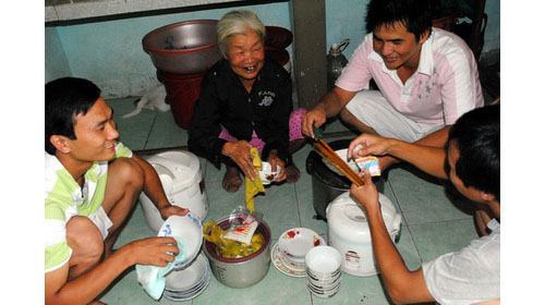 78 tuổi bán vé số tiếp sức học trò