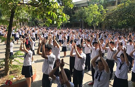 Học sinh hào hứng với bài tập thể dục giữa giờ