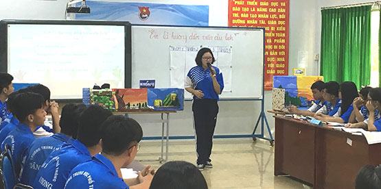 Dạy học sinh yêu thiên nhiên từ đồ phế thải