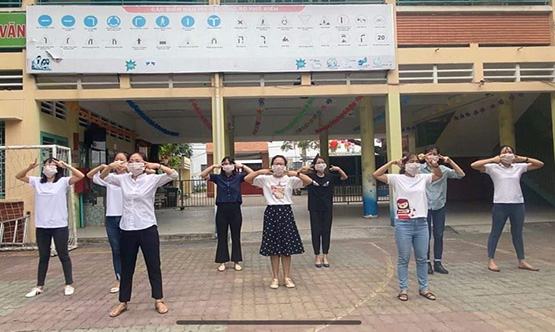 Giáo viên cùng… nhảy để hướng dẫn học sinh rửa tay