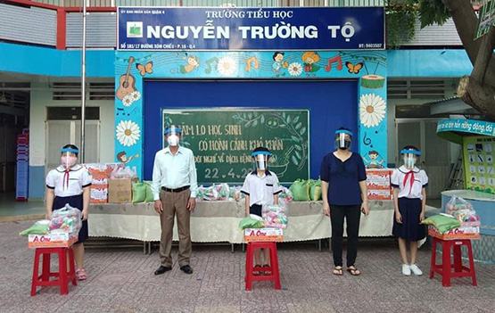 Giáo viên làm nón chống dịch tặng học sinh