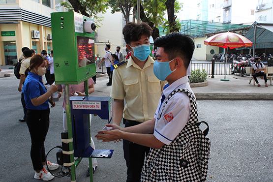 Sinh viên chế tạo máy đo thân nhiệt đa năng