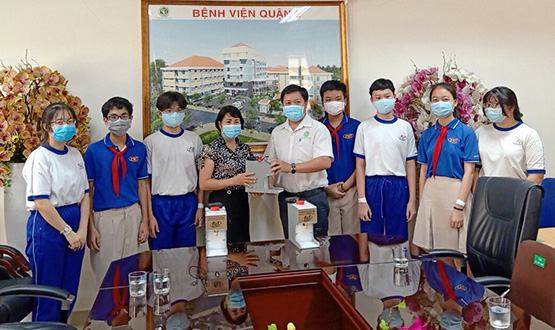 Học sinh chế tạo máy rửa tay sát khuẩn tặng bệnh viện