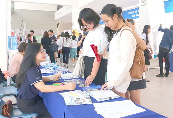 Triển lãm ngành nghề ở sân trường