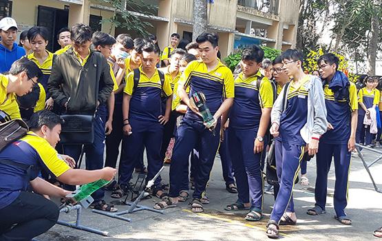 Học sinh trổ tài bắn… tên lửa