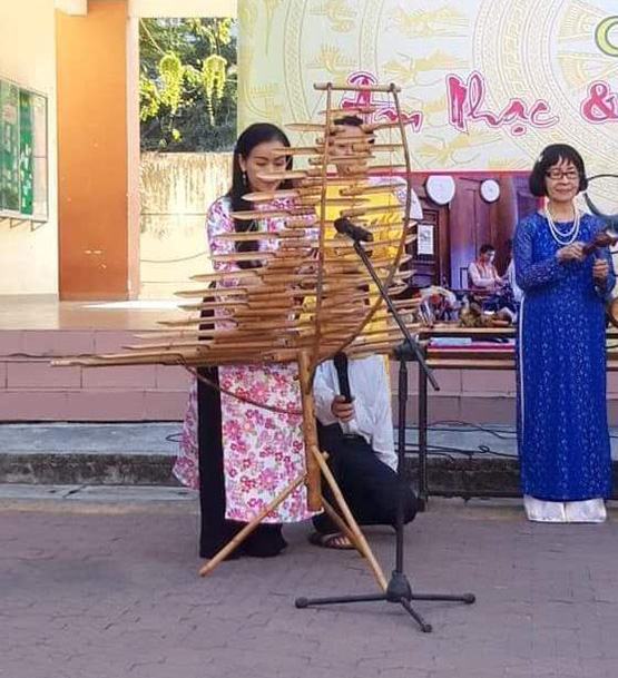 Thanh niên với âm nhạc dân tộc