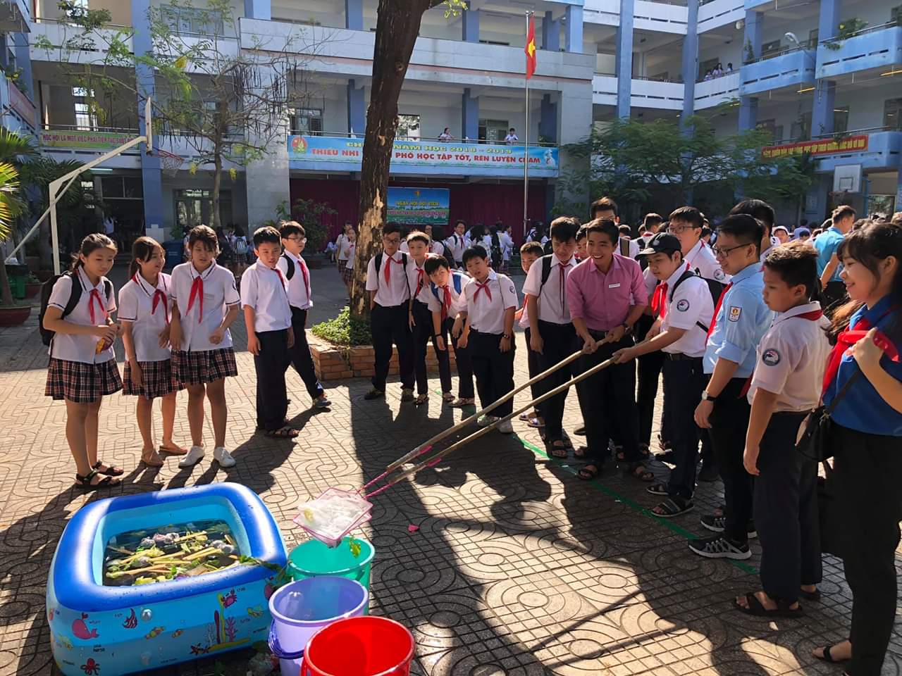 Hơn 1.000 học sinh tham gia bảo vệ môi trường