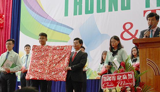 431 học sinh lớp 12 tri ân ba mẹ và thầy cô giáo