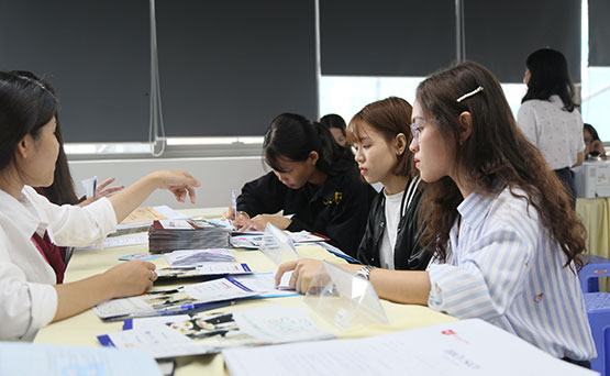 Tặng gần 1,5 tỷ đồng học bổng cho tân sinh viên