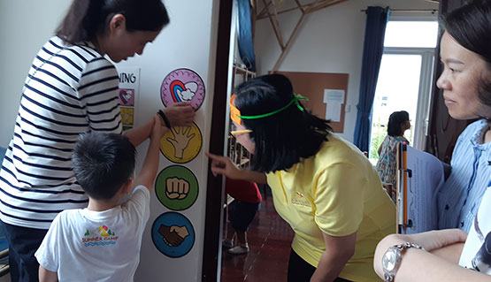 Trẻ được chọn hình thức chào đón trước khi vào lớp