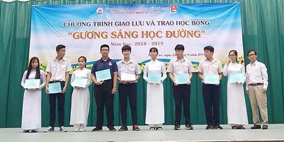 Giao lưu và trao học bổng gương sáng học đường