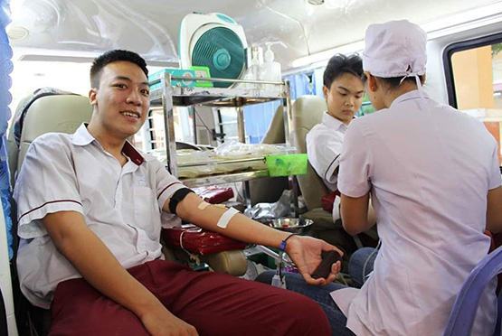 GV, HS hiến máu cứu người