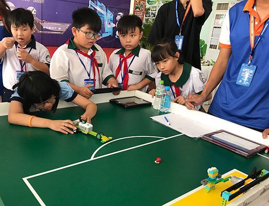 Tưng bừng cuộc thi STEM Robotics