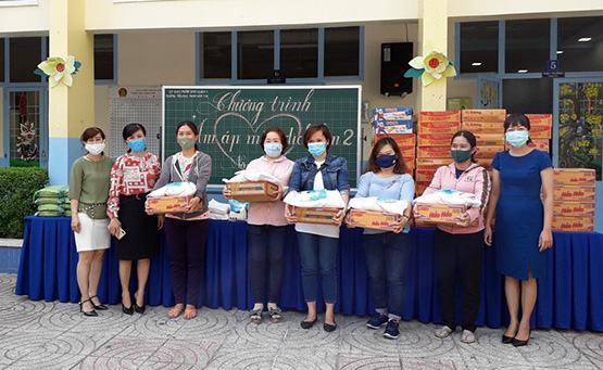 San sẻ khó khăn cùng người dân trong mùa dịch