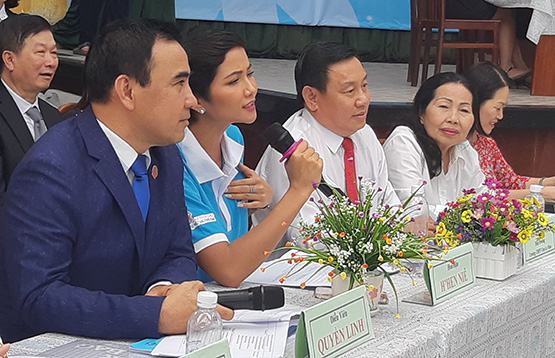 Hoa hậu H’Hen Niê khuyên HS sử dụng mạng xã hội đúng cách