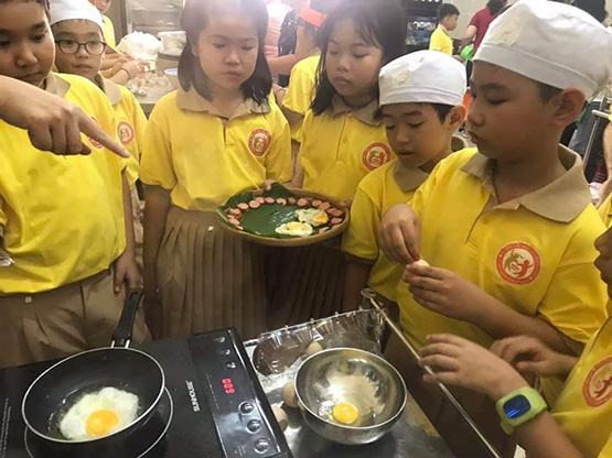 Học sinh tiểu học trổ tài làm đầu bếp