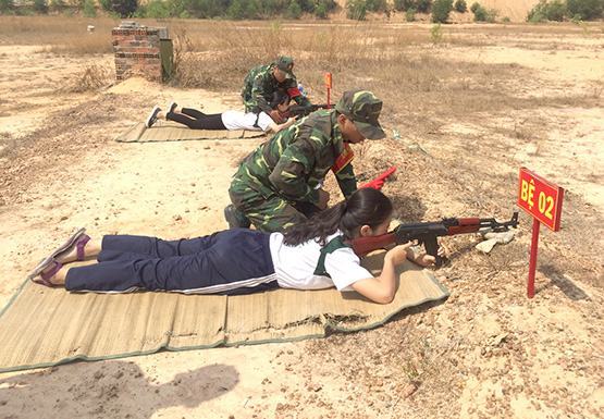HS trải nghiệm bắn đạn thật trong giờ GDQP&AN