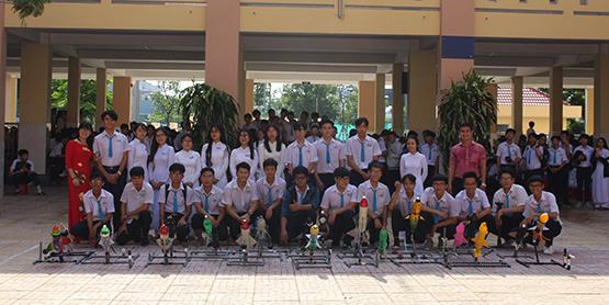 Học sinh chế tạo tên lửa nước