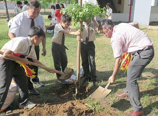 Giáo dục học sinh sống có lý tưởng và trách nhiệm