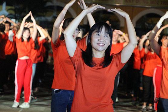 Giáo viên cùng HS nhảy dân vũ trong ngày học cuối cùng