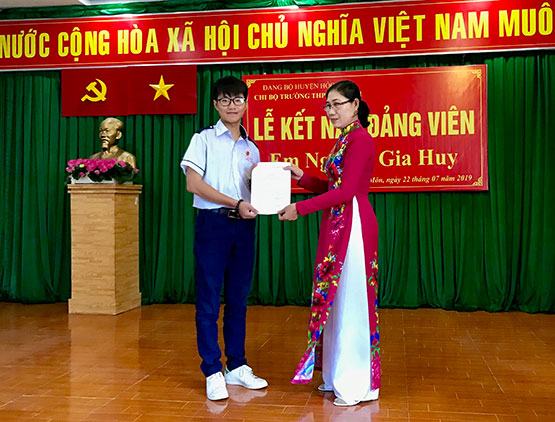 Hai HS THPT được kết nạp Đảng